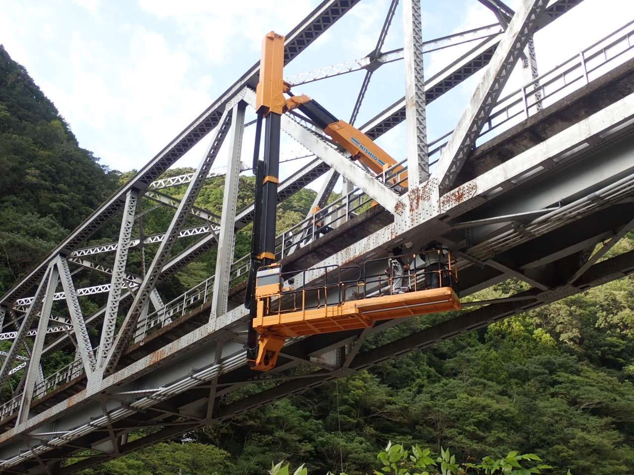 橋梁点検車